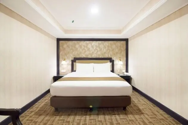 Deluxe Suite Double or Twin Room No Window