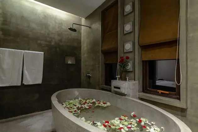 Deluxe Oda, Havuz Manzaralı