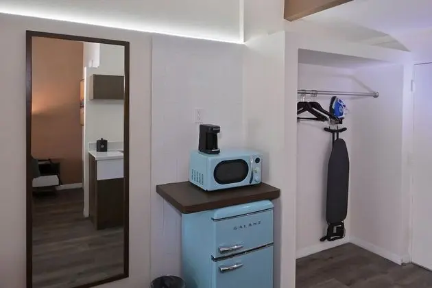 Premium Room, 1 King Bed, Patio, Pool View, Accessible