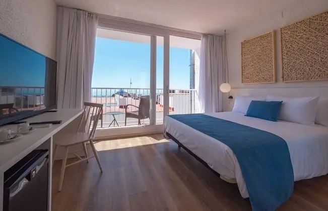 Premium Tek Büyük Yataklı Oda, Balkon, Kısmi Deniz Manzaralı