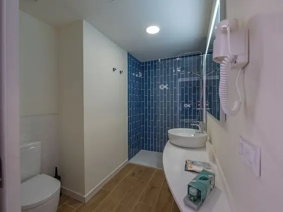 Premium Tek Büyük Yataklı Oda, Balkon, Kısmi Deniz Manzaralı