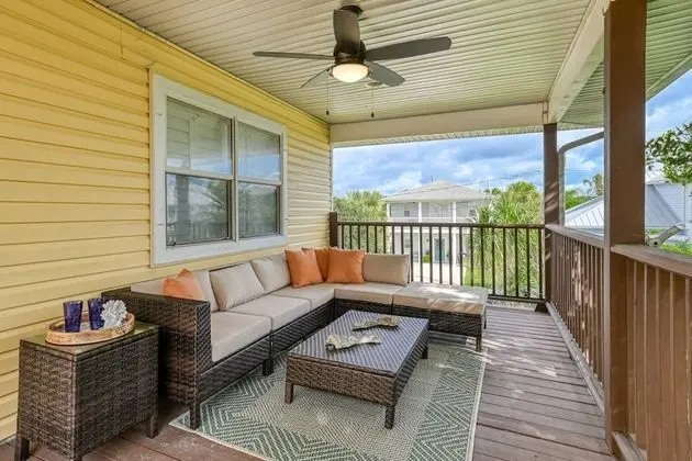 Ev (Golden Mile Beach Retreat)