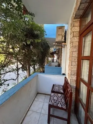 Triple, Bahçe Manzaralı