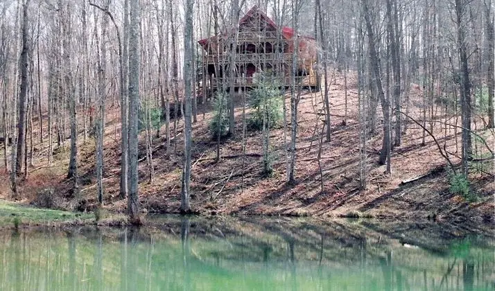 Kulübe (On Golden Pond- Near Ocoee River)