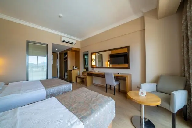 https://images.etstur.com/imgproxy/resize/2560x1440/files/images/hotelImages/etsrooms/26/Golden_Rock_Beach_20251003111604_0.jpg