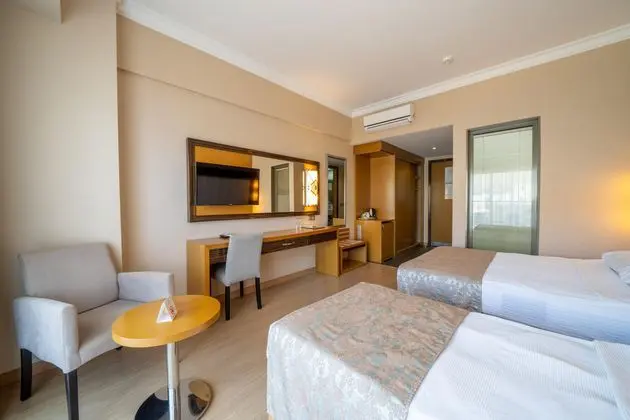 https://images.etstur.com/imgproxy/resize/2560x1440/files/images/hotelImages/etsrooms/26/Golden_Rock_Beach_20251003111606_2.jpg