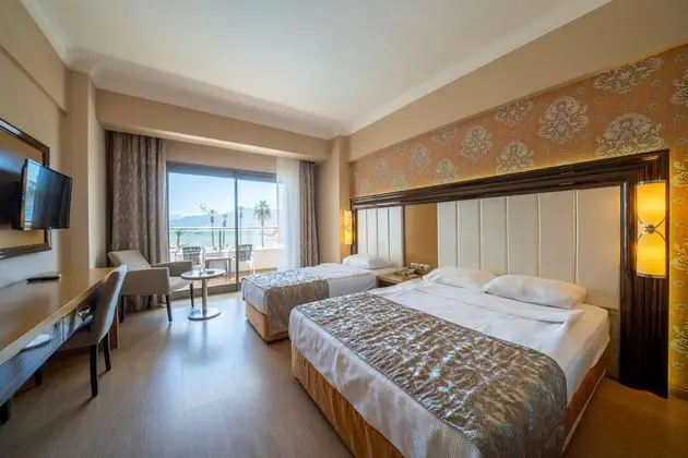 https://images.etstur.com/imgproxy/resize/2560x1440/files/images/hotelImages/etsrooms/26/Golden_Rock_Beach_20251003111720_2.jpg
