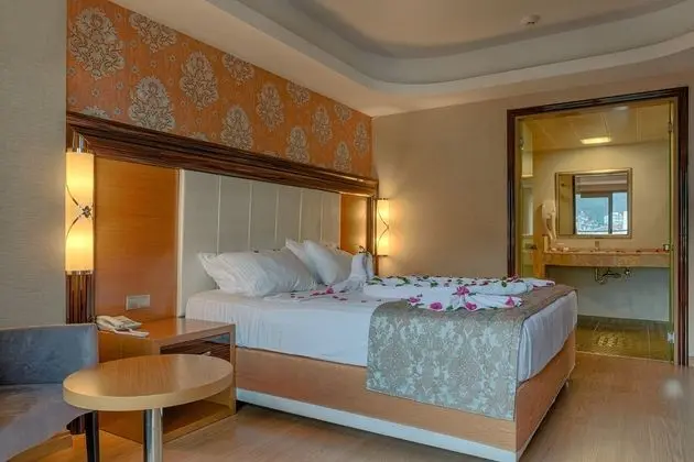 https://imagessl.etstur.com/files/images/hotelImages/TR/68048/l/Golden-Rock-Beach-Oda-46225.jpg