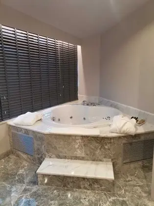 Jetted tub