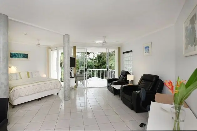 One-Bedroom King Apartment - Pool/Garden View