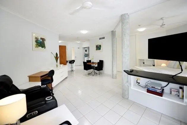 One-Bedroom King Apartment - Pool/Garden View
