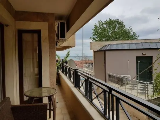Comfort Apart Daire, Balkon, Avlu Manzaralı