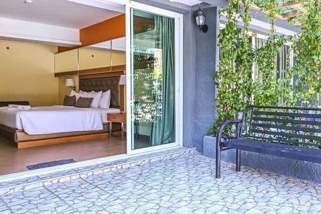 Deluxe Pool Access