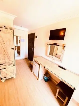 Her odamızda Klima, Tv, minibar saç kurutma makinası ve özel kasa mevcuttur