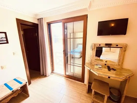 Her odamızda Klima, Tv, minibar saç kurutma makinası ve özel kasa mevcuttur
