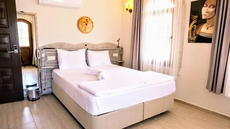 Her odamızda Klima, Tv, minibar saç kurutma makinası ve özel kasa mevcuttur