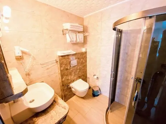 Her odamızda Klima, Tv, minibar saç kurutma makinası ve özel kasa mevcuttur