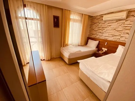Klima ,Tv, özel kasa ve minibar mevcuttur