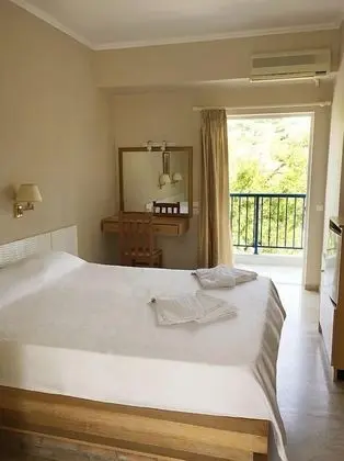 Üç Kişilik Oda, Balkon, Kısmi Deniz Manzaralı