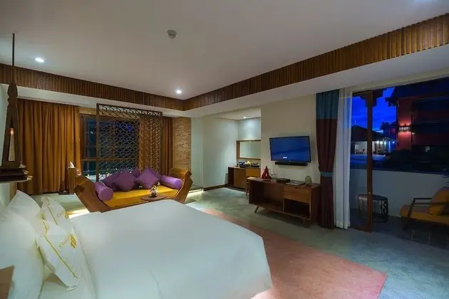 Courtyard Suite, Living Area, Bathtub, Balcony with Pool and Garden View