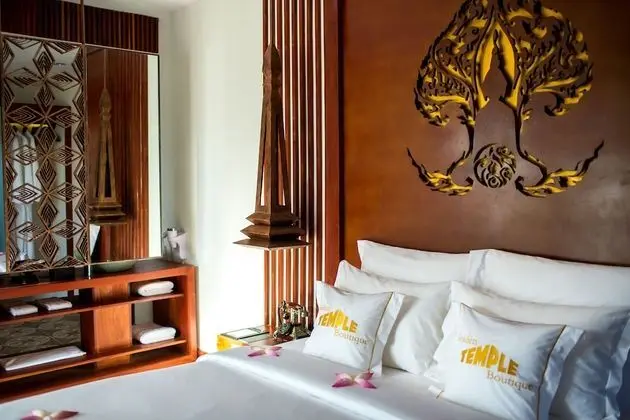 Courtyard Suite, Living Area, Bathtub, Balcony with Pool and Garden View