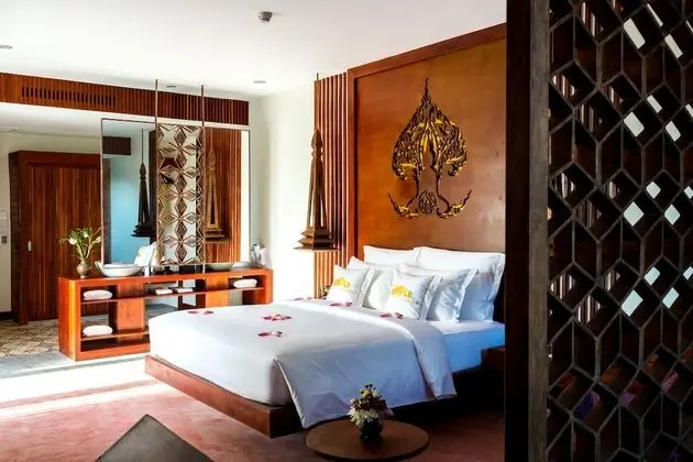 Courtyard Suite, Living Area, Bathtub, Balcony with Pool and Garden View