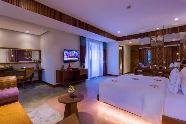 Courtyard Suite, Living Area, Bathtub, Balcony with Pool and Garden View