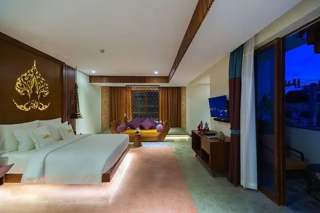Courtyard Suite, Living Area, Bathtub, Balcony with Pool and Garden View