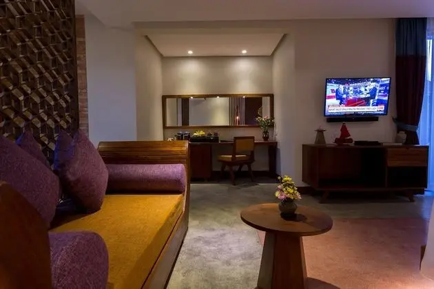 Courtyard Suite, Living Area, Bathtub, Balcony with Pool and Garden View