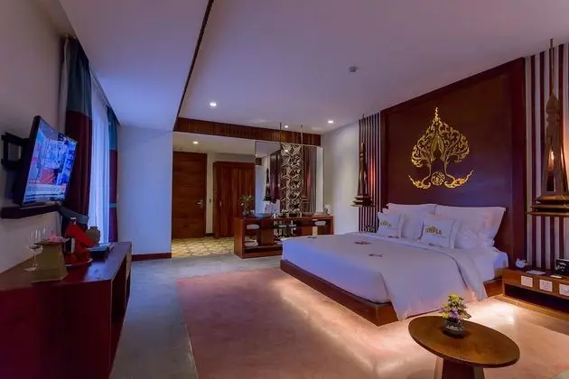 Courtyard Suite, Living Area, Bathtub, Balcony with Pool and Garden View