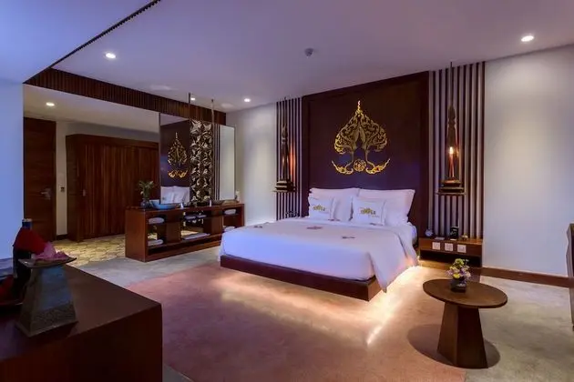 Courtyard Suite, Living Area, Bathtub, Balcony with Pool and Garden View