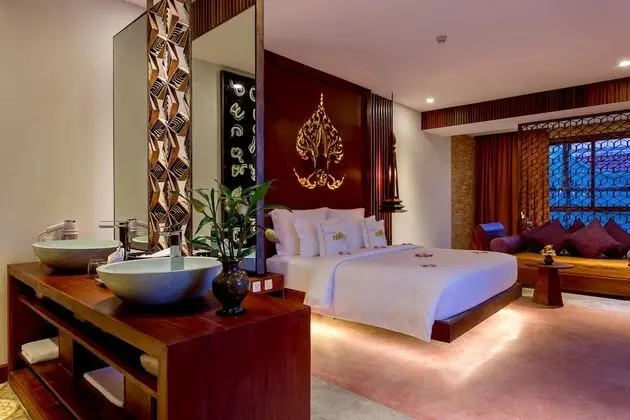 Courtyard Suite, Living Area, Bathtub, Balcony with Pool and Garden View