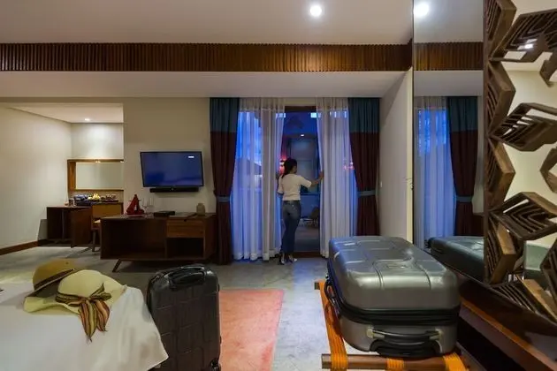 Courtyard Suite, Living Area, Bathtub, Balcony with Pool and Garden View