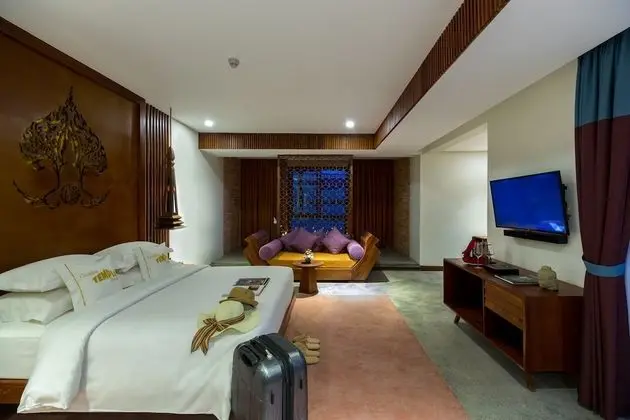 Courtyard Suite, Living Area, Bathtub, Balcony with Pool and Garden View