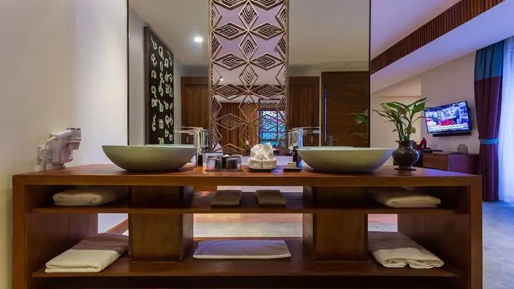 Courtyard Suite, Living Area, Bathtub, Balcony with Pool and Garden View
