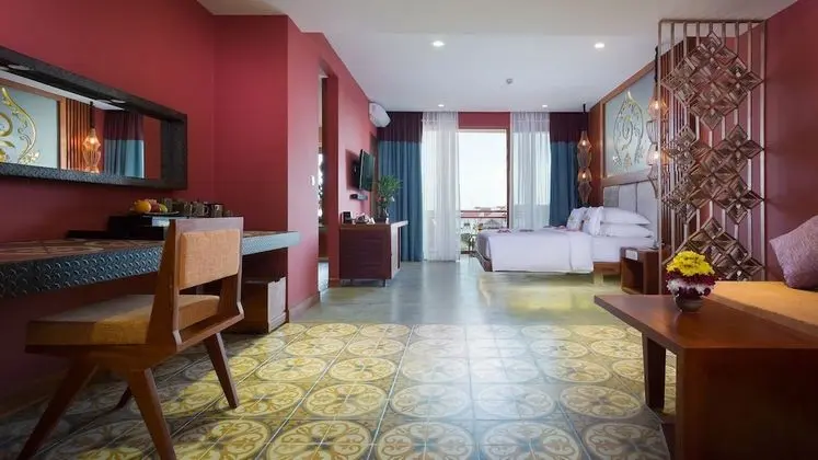 Luxury Suite, Bathtub, Balcony with City View