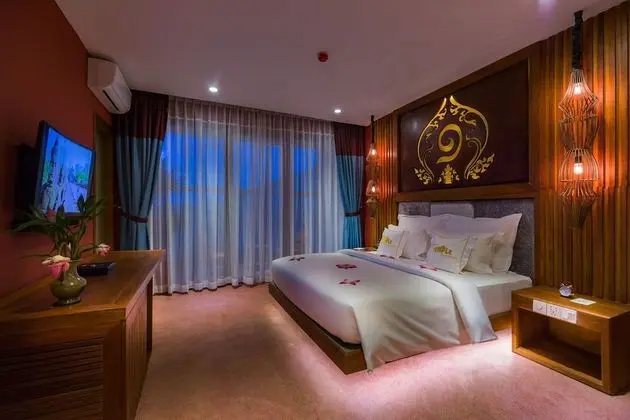 Luxury Suite, Bathtub, Balcony with City View