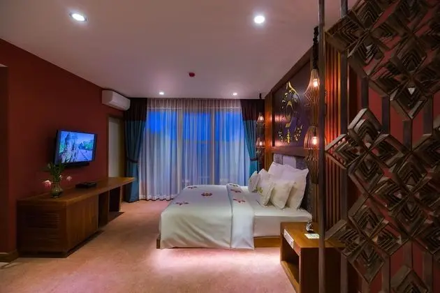 Luxury Suite, Bathtub, Balcony with City View