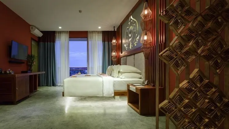 Luxury Suite, Bathtub, Balcony with City View