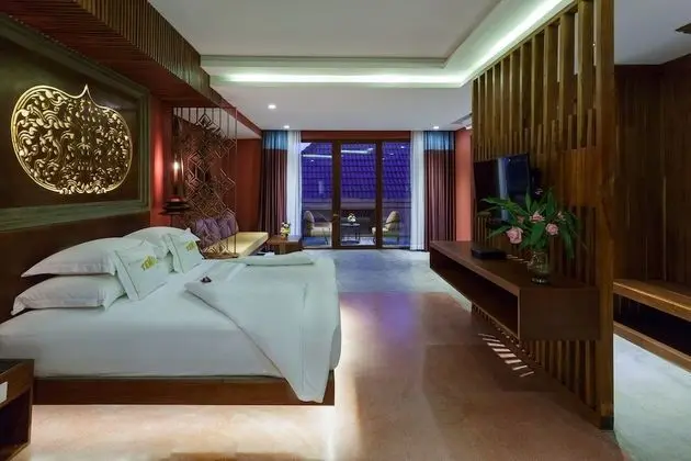 Premier Suite, Bathtub, Balcony with City View
