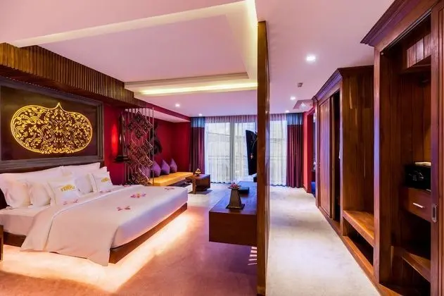 Premier Suite, Bathtub, Balcony with City View