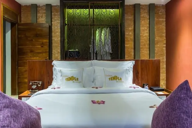 Premier Suite, Bathtub, Balcony with City View
