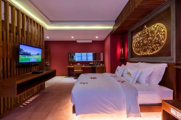 Premier Suite, Bathtub, Balcony with City View