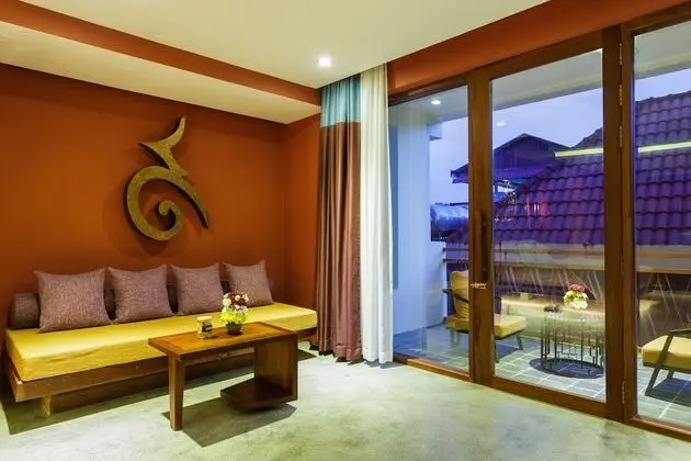 Premier Suite, Bathtub, Balcony with City View