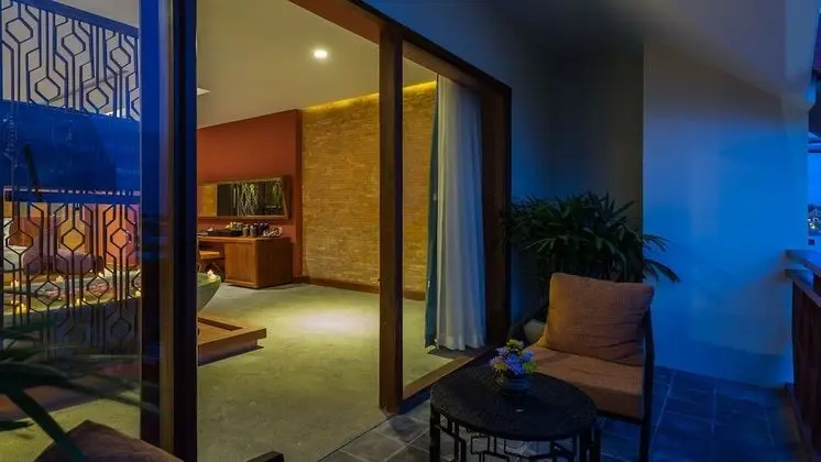 Premier Suite, Bathtub, Balcony with City View