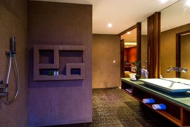 Premier Suite, Bathtub, Balcony with City View