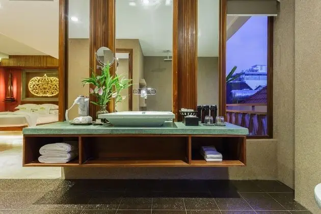 Premier Suite, Bathtub, Balcony with City View