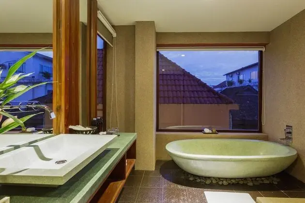Premier Suite, Bathtub, Balcony with City View