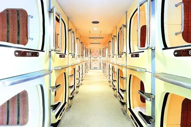 Oda, Sadece erkekler için (Lower Capsule, Outlets for Charging)