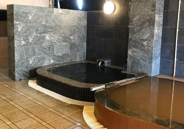 Oda, Sadece erkekler için (Lower Capsule, Outlets for Charging)